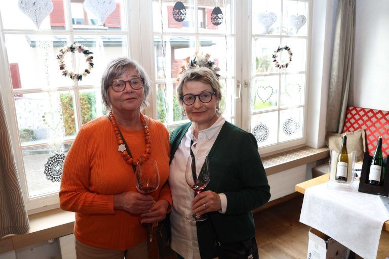 Heimische Winzer zeigen ihr Können : Christa Robert (Bregenz) und Beate Brokmöller (Lindau).
