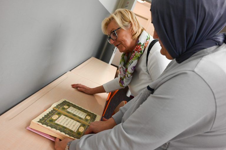 Gemeinsames Fastenbrechen in der Atib-Moschee: Die Kinder in der Moschee lernen auch den Koran zu lesen. Nihal zeigt den Besuchern das heilige Buch.