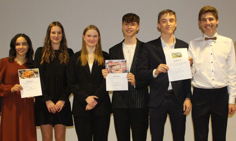 S’Café z’Büzo war Publikumsliebling: Die ersten drei der Handelsakademie, v. l.: Elena Manser, Katharina Heim (Cybersecurity), Ronja Moosbrugger, Fynn Steurer (Venusblüte), Elias Gemeiner und Bernhard Huber (EDV für Generation 60+).