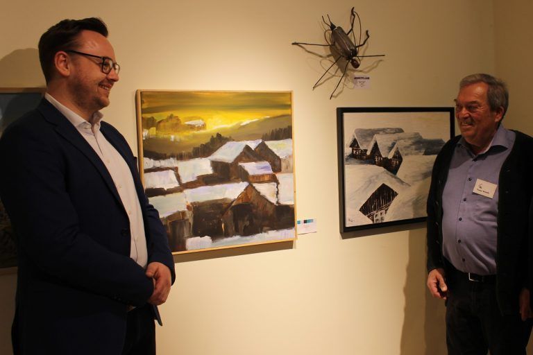 Grenzenloses Interesse in Sachen Kunst: Thomas Wörndle erläutert seinem Sulzberger Bürgermeister Johannes Feurle seine Bilder. „Malen“, so der pensionierte Kaufmann, „hat mich schon in der Jugend fasziniert und nach einer längeren Pause habe ich in der Pension wieder damit begonnen.“
