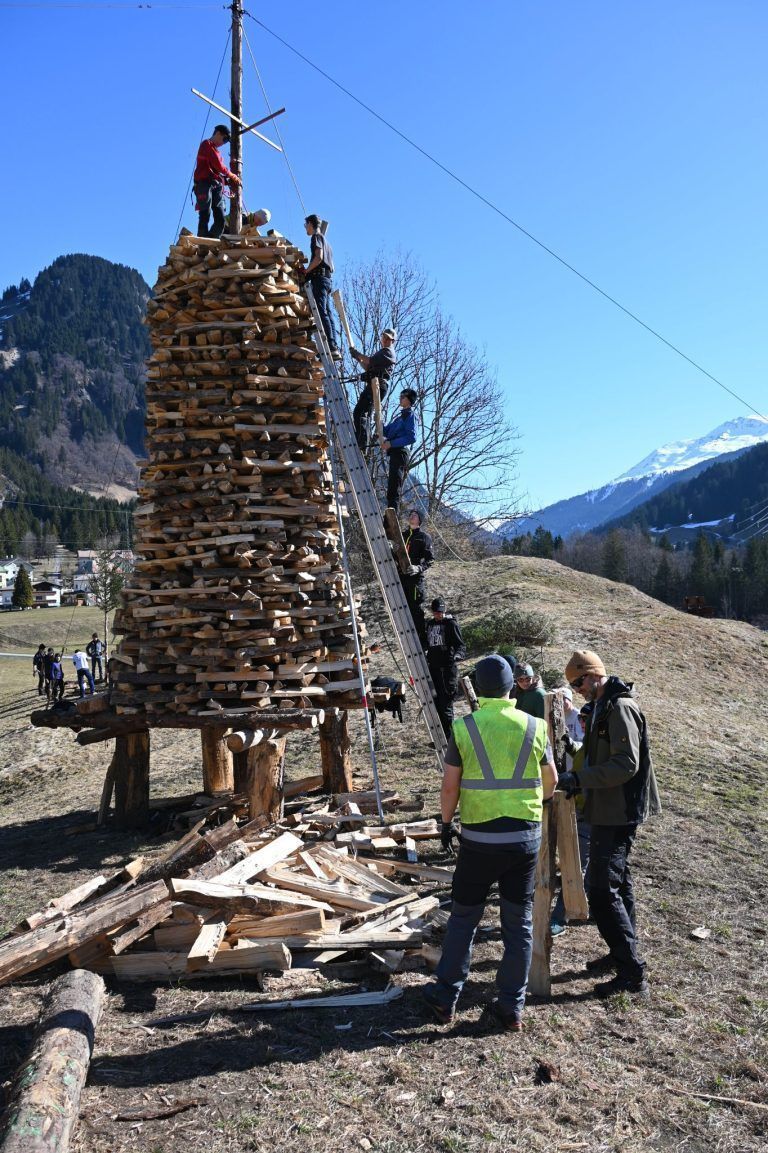 Der Waldner Funken besteht aus geschlichteten Holzscheiten.