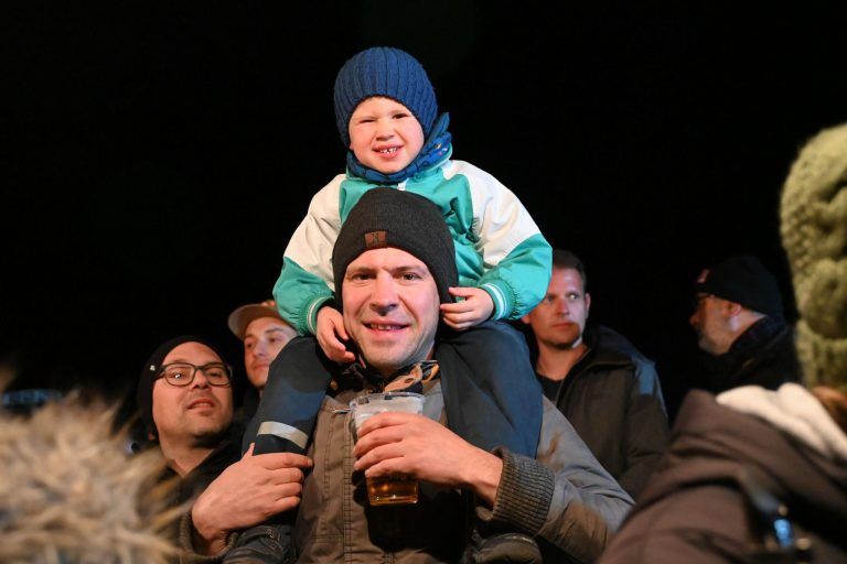 Ein Funken aus 420 Buscheln: Tobias und Papa Florian am Funkenplatz.