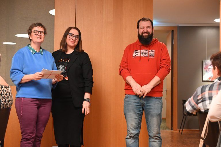 Kleine Gesten mit großer Wirkung: Judith Peter stellte jede Gruppe vor. Hier auf dem Bild: Vertreter vom Verein "HaK". Auch sie besuchen die Senioren regelmäßig.