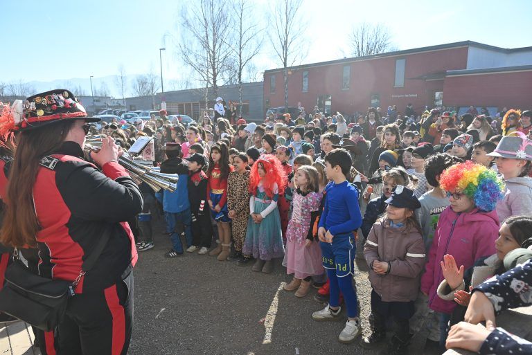 Volksschüler lassen es im Fasching krachen: Die ganze Volksschule, einige Schüler vom SPZ und Kinder vom Kindergarten "Am Schlatt" feierten mit den Rhin-Zigünar und freuten sich über ihren Besuch.