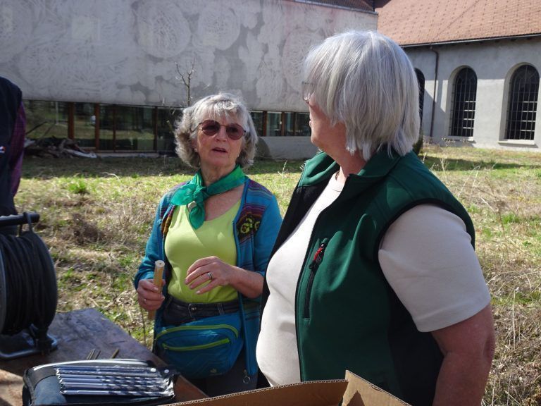 Ein neues Zuhause für Wildbienen & Co. : Kursteilnehmerin Christine Golderer hatte viele Fragen zum Bau des Insektenhotels.