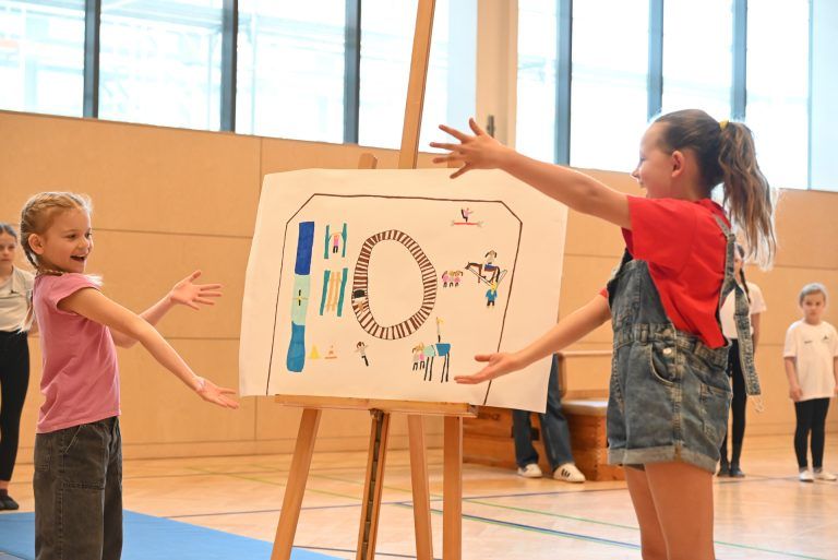 Die Voltigiererinnen Nele und Nea präsentieren den großen Traum des Voltigiervereins St. Leonhard: eine eigene Halle mit optimalen Trainingsbedingungen für die Kinder. 
