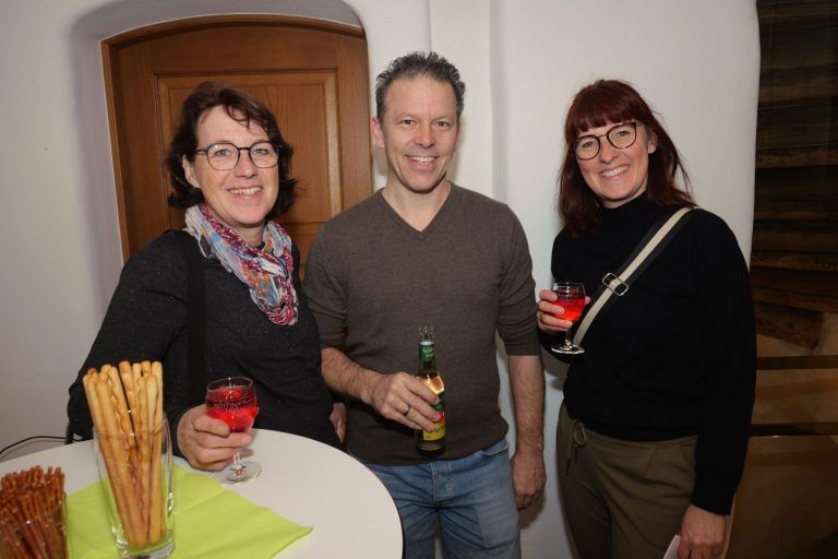 Mundart und Musik im „Früahlig“: Sigrid Hepberger mit Thomas und Monika Bachmann.