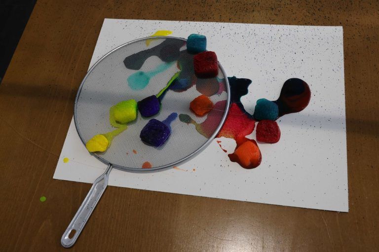 Vielfältige und spannende Kunst: Für die Konzeptkunst verwendete Ender kräftig leuchtende Zeichentusche.