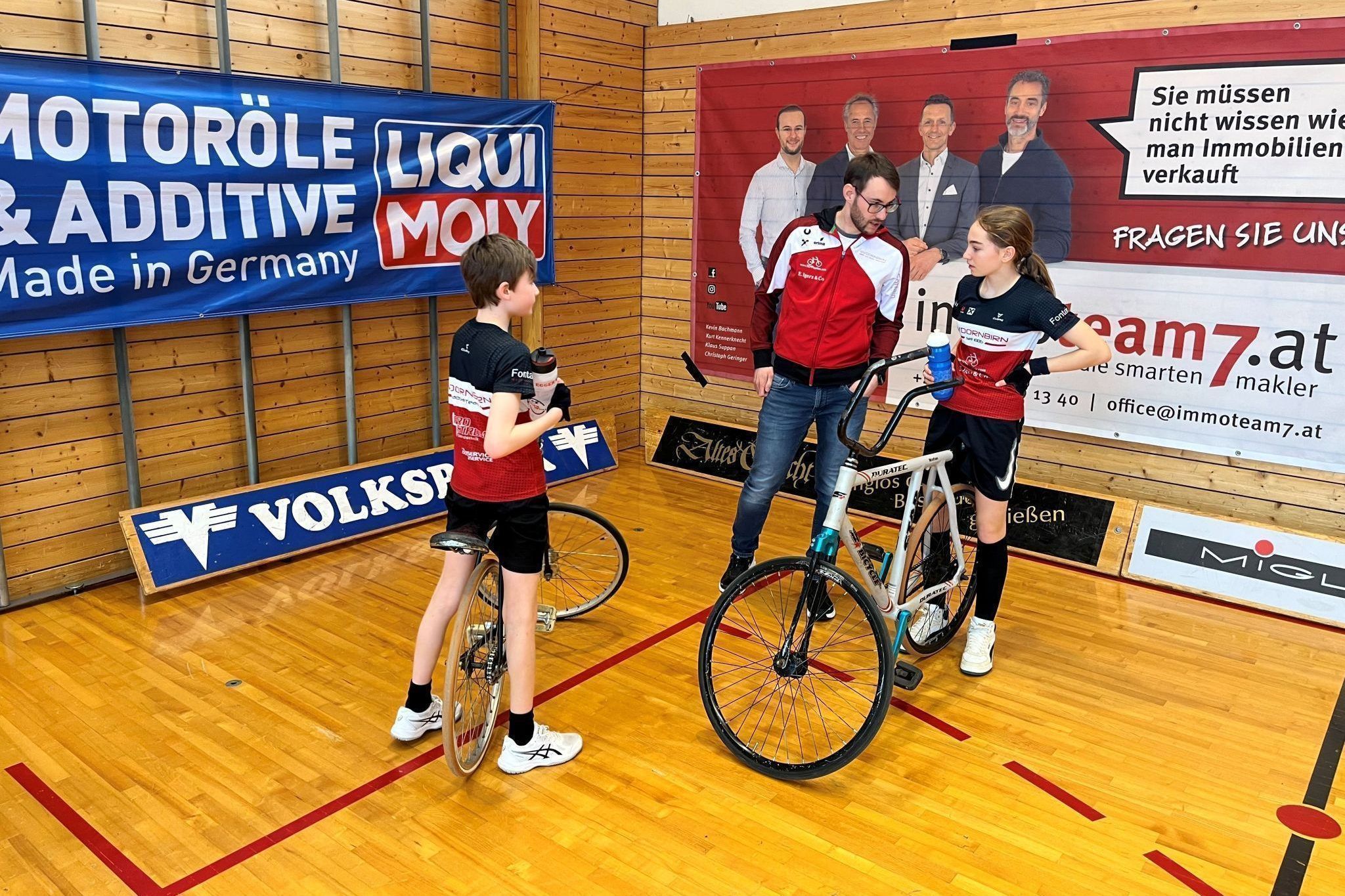 Coach Manuel Feurstein mit der Halbzeitansprache an Theo Kopecny und Frieda  Rümmele.