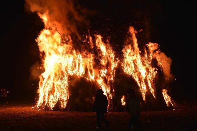 Der Fußacher Funken ist ein Naturfunken aus Ästen und Schilf. - © Andrea Fritz-Pinggera