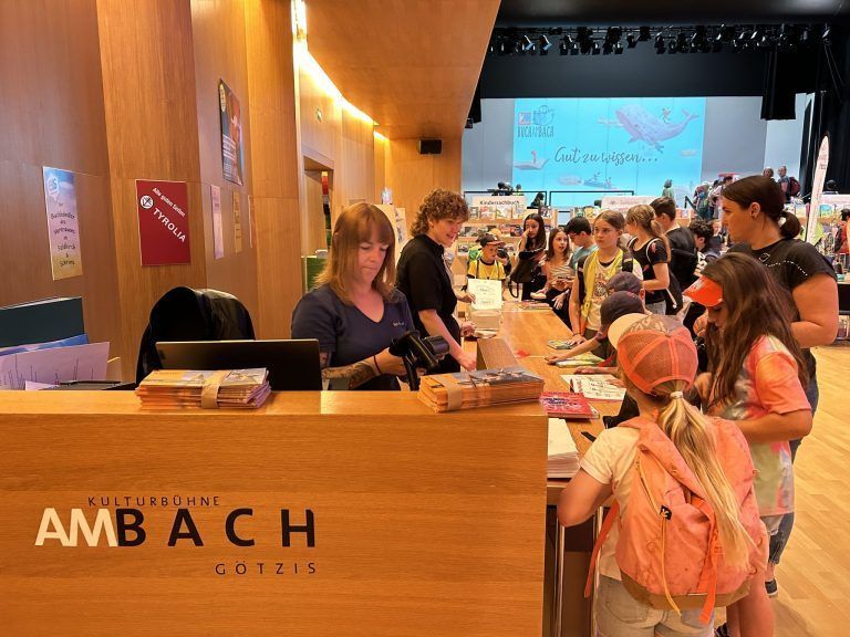 Buch am Bach; Buch am Bach 2024; Tag 2; Susa Hämmerle; Kassa; Büchrguides Bludenz