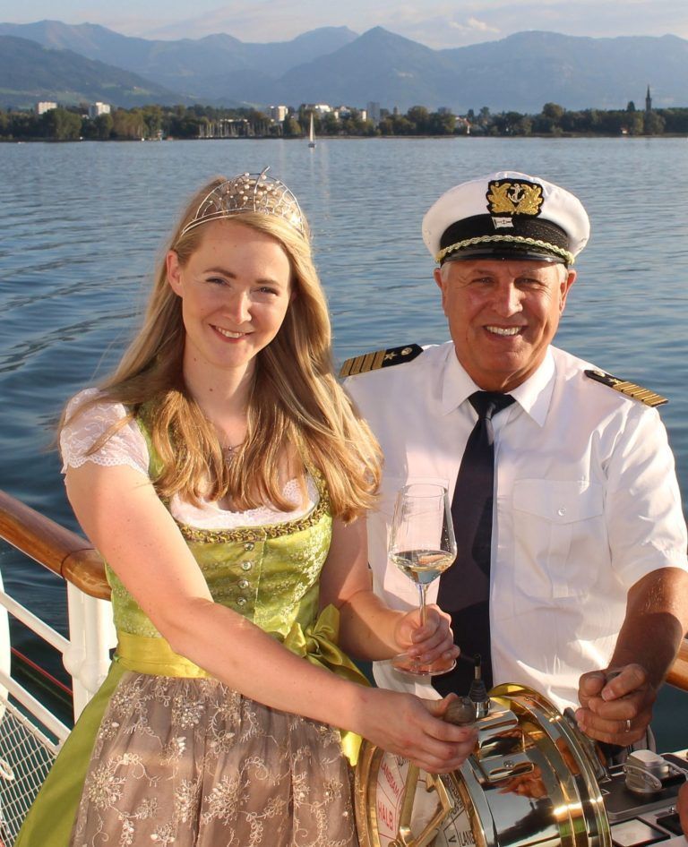 Bodensee-Schifffahrt startet durch: Kapitän Fritz Köchle (im Bild mit der badischen Weinprinzessin Michaela) hat eine besondere Beziehung zur Oesterreich: 1988 begann er auf dem Schiff seine Lehre, 2009 steuerte er es in den zehnjährigen Ruhestand und war 2019 bei der Jungfernfahrt nach der Restaurierung wieder am Steuerrad.