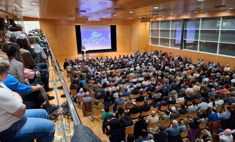 Inspirierende Talks und Vorträge: Großes Besucherinteresse bei der Startveranstaltung mit Dr. Reinhard Haller.