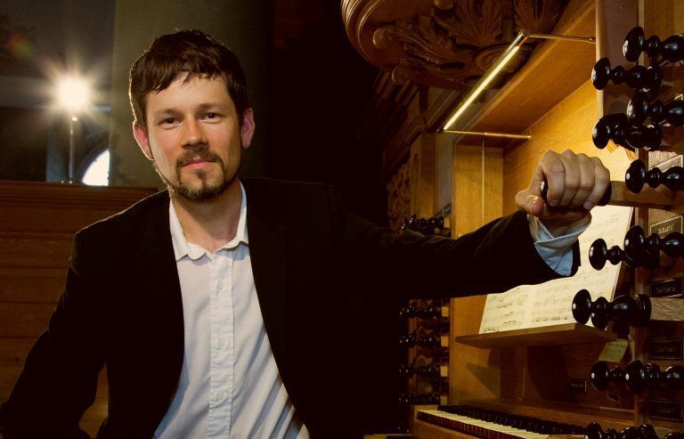 Klangvoll durch den Marktsamstag: Marc Fitze aus Bern spielt die „Bilder einer Ausstellung“ von Modest Mussorgsky.