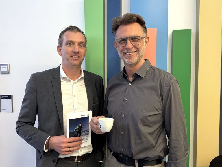 Mut zu neuen Wegen: Gilbert Fink-Tömördy (Volksbank) und Hotelier Mario Wilfinger (Hotel Alpstadt Bludenz).).