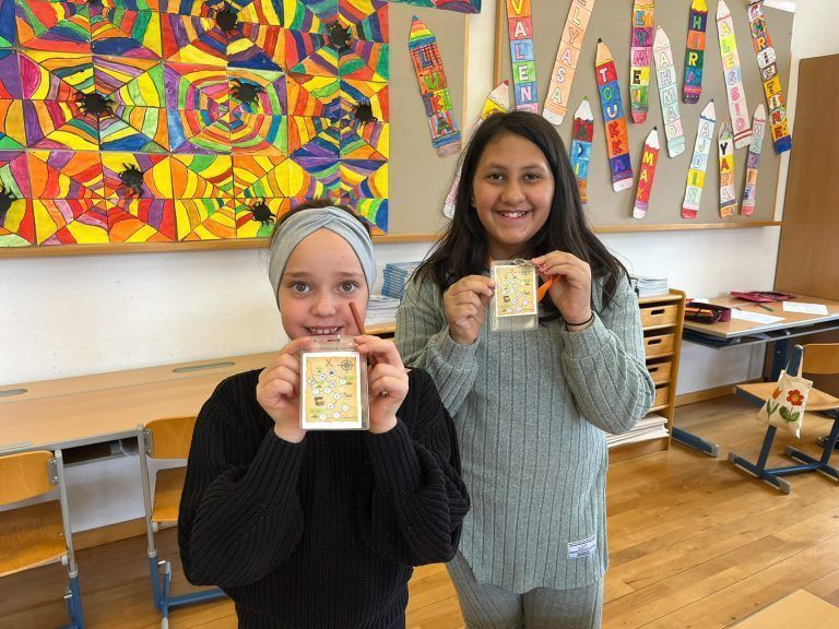 Eine ganze Schule im Lesefieber: Die Schülerinnen hatten sichtlich Freude an diesem besonderen Vormittag in ihrer Schule. (Quelle: VS Rheindorf)