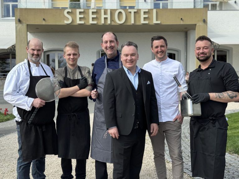 Hoteldirektor Michael Kreipp (3.v.re.) mit den Köchen Herbert Stetter, Randy Heibel, Martin Wehle, Kevin Leitner und Claudiu-Cosmin Demeter bei Taste & Celebrate Event.
