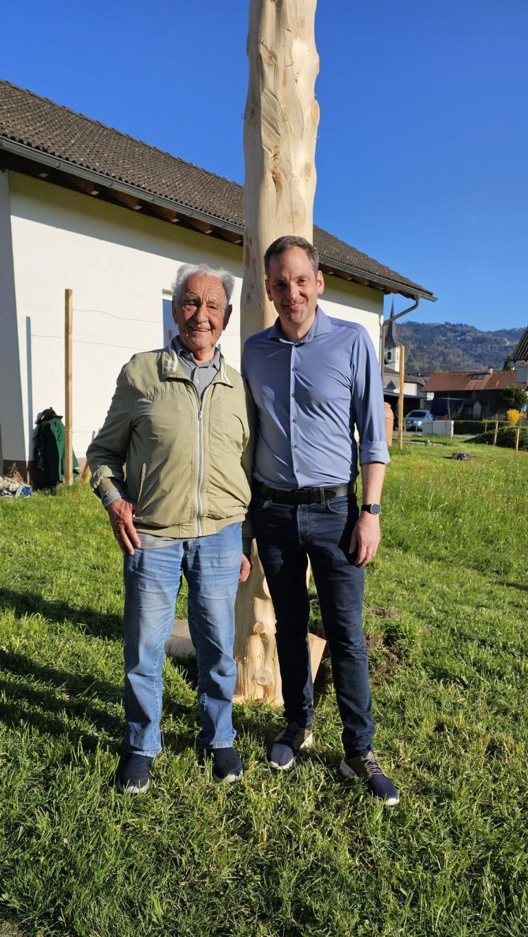 Stimmungsvolles Ritual als Auftakt : Bürgermeister Andreas Kresser mit Altbürgermeister und Ehrenbürger Severin Sigg.