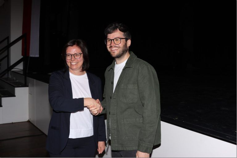 Bürgermeisterin Katharina Wöß-Krall gratuliert Johannes Herburger zur Wahl als neuer Vizebürgermeister.