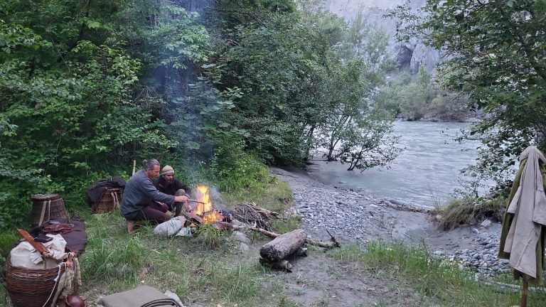 Rheinwanderung von der Quelle bis nach Vorarlberg: Jeden Abend schlugen sie ihr Nachtlager am Rhein auf und bereiteten sich ihr Essen zu. (Quelle: Suppan)