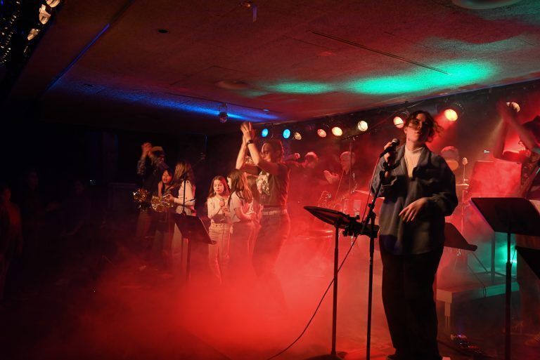Jazzseminar begeistert Schüler mit Live-Konzert: Live-Musik mit bunten Lichtern und Nebeleffekten: Die Lehrer des Jazzseminars sorgten für eine richtige Konzert-Atmosphäre.