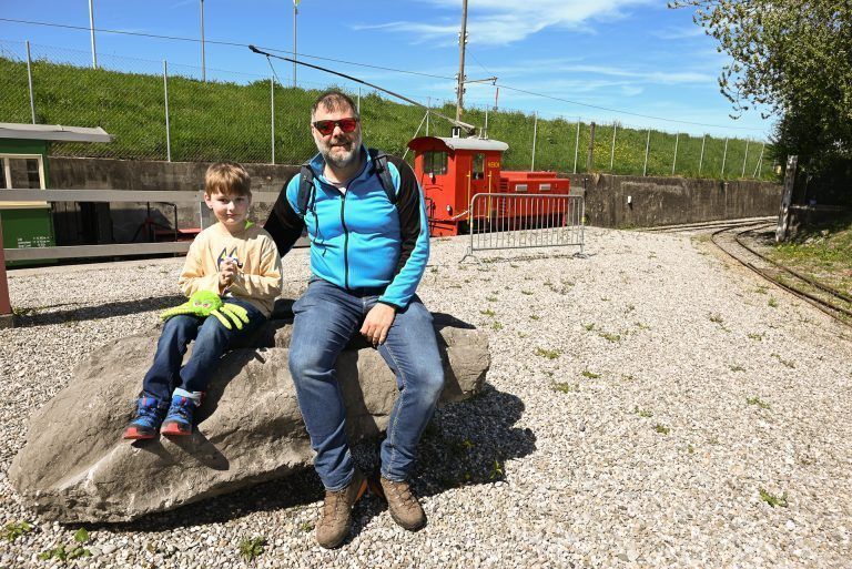 Erstmalige Osterausfahrt mit dem Rheinbähnle : Louis und Papa Manuel sind gespannt auf die Fahrt mit dem Rheinbähnle und der anschließenden Ostereiersuche.