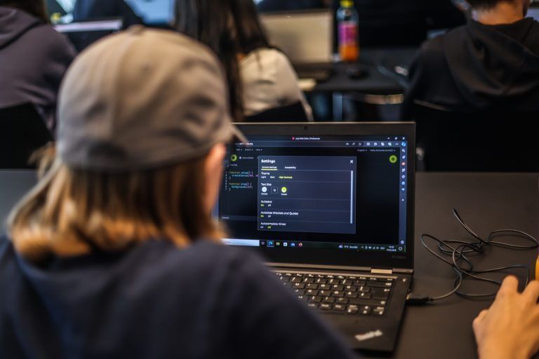 Code Base Camp 2025: Jugendliche entdecken Programmieren und Künstliche Intelligenz