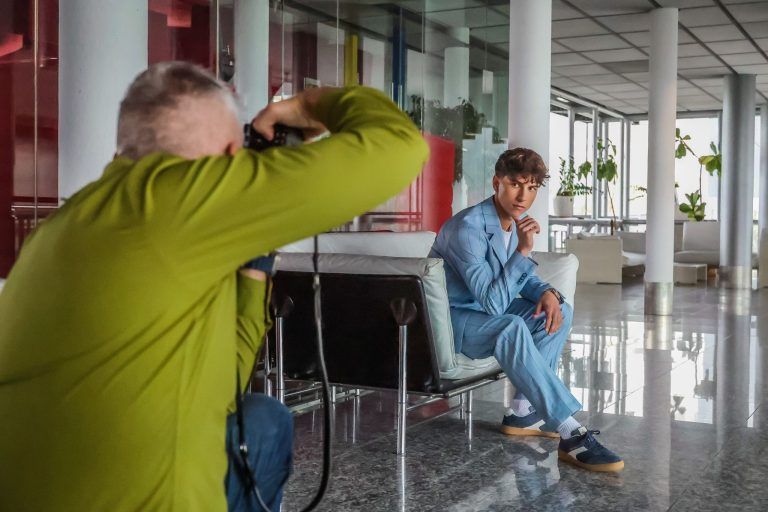 "Model Me"-Kandidaten feiern Laufsteg-Premiere im Casino