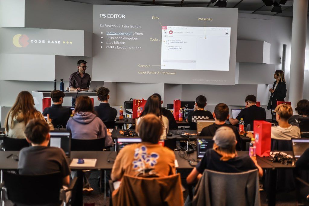 Sommer-Entdeckerreise in die Welt des Codes: Jugendliche tauchen in Webdesign, Spiele und KI ein
