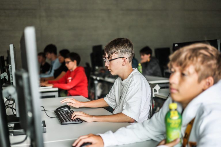 Sommer-Entdeckerreise in die Welt des Codes: Jugendliche tauchen in Webdesign, Spiele und KI ein