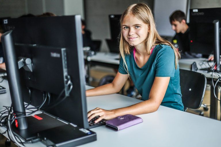 Sommer-Entdeckerreise in die Welt des Codes: Jugendliche tauchen in Webdesign, Spiele und KI ein