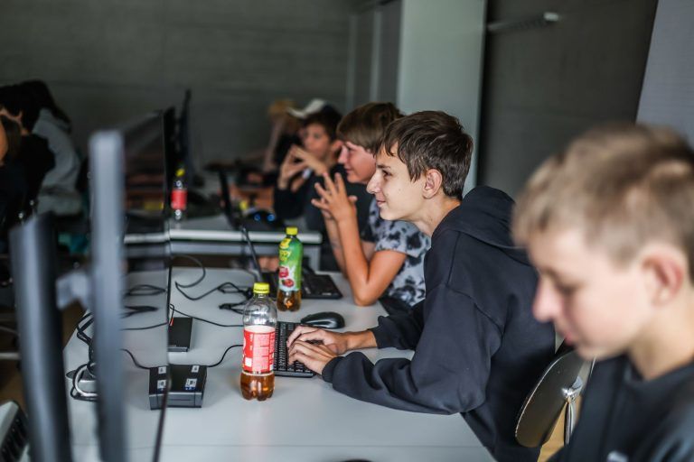 Code Base Camp 2025: Jugendliche entdecken Programmieren und Künstliche Intelligenz
