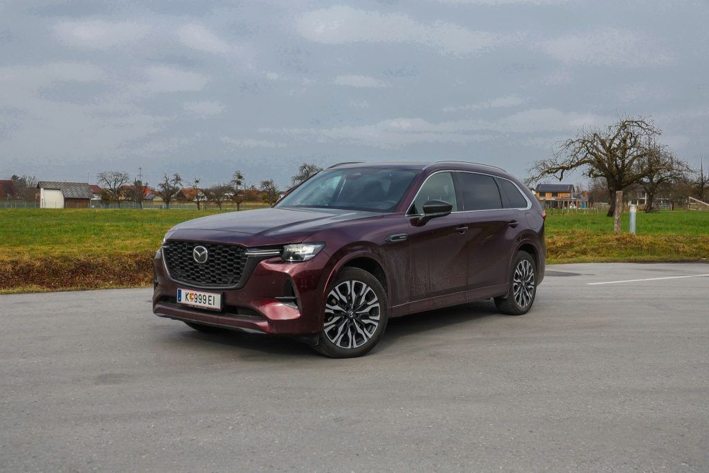 Großformat: Mazda-SUV auf der Streckbank