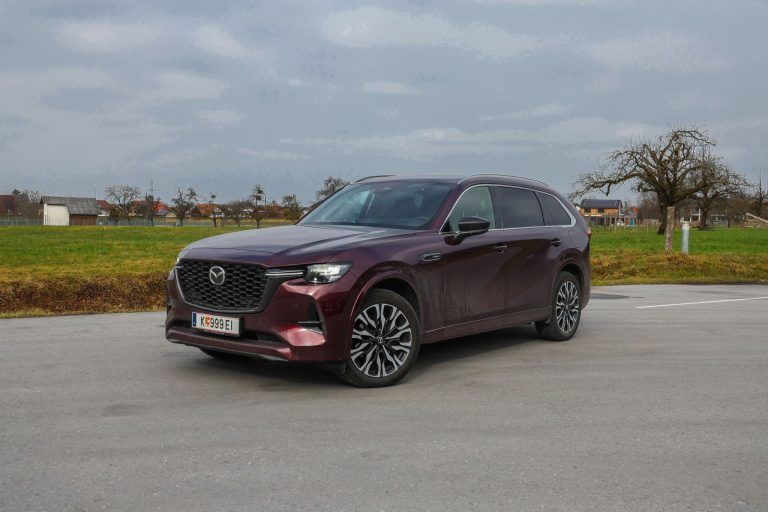 Großformat: Mazda-SUV auf der Streckbank