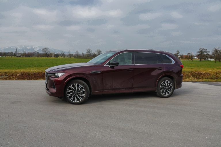 Großformat: Mazda-SUV auf der Streckbank