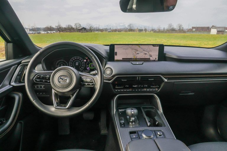 Großformat: Mazda-SUV auf der Streckbank