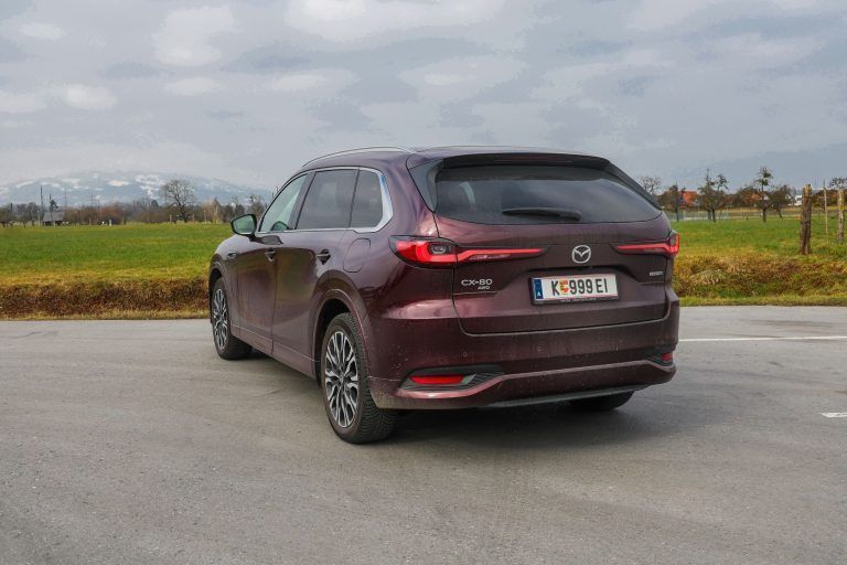 Großformat: Mazda-SUV auf der Streckbank