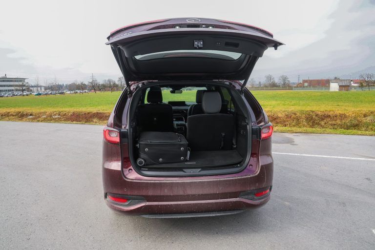 Großformat: Mazda-SUV auf der Streckbank