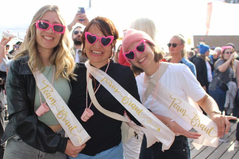 Fulminantes Ski&Concert-Finale in Warth: Drei von 16 - das „Team Braut“ bescherte ihrer Freundin Isabella einen unvergesslichen - und gleich mehrtägigen - Junggesellinnenabschied mit dem Highlight Ski&Concert.