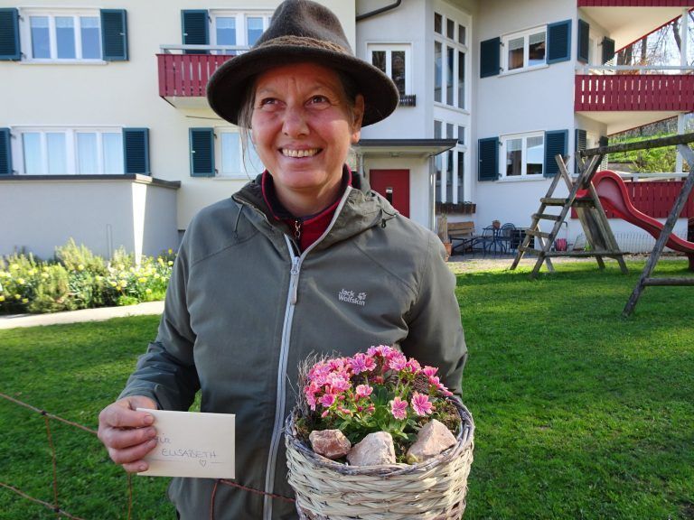 Ei, Ei, Ei! Ein Tag bei den Hühnern : Elisabeth Feuerstein freute sich riesig über das nette Geschenk der Kinder.