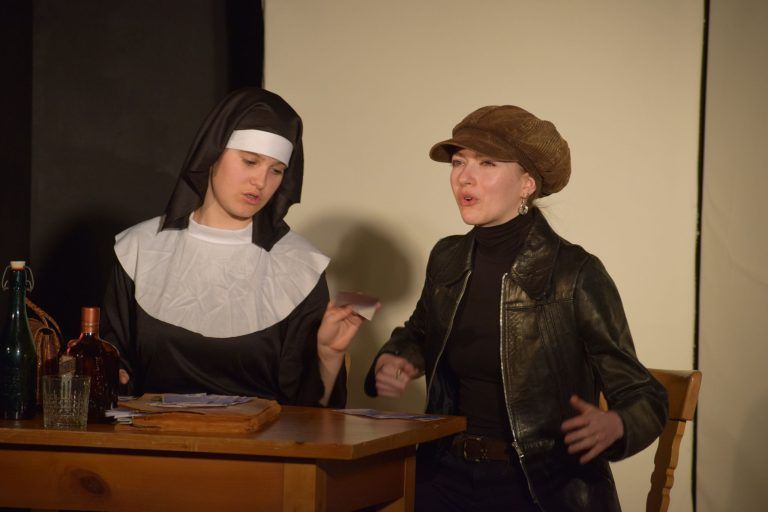 Jugendliche machen engagiertes Theater: Ein Dieb und die falsche Klosterschwester treffen zusammen.