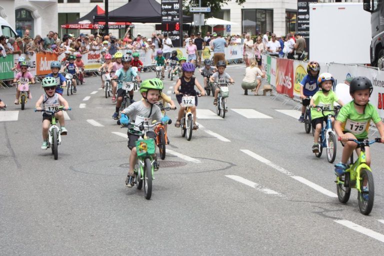 Käferle Kids Cup rollt durch Nenzing: Wer ist der Schnellste in Nenzing.