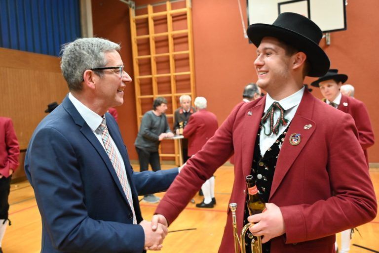 „Zuversicht in unsere Gemeinde“: Auch die Musikanten gratulierten dem wiedergewählten Bürgermeister Hans Peter Pfanner.
