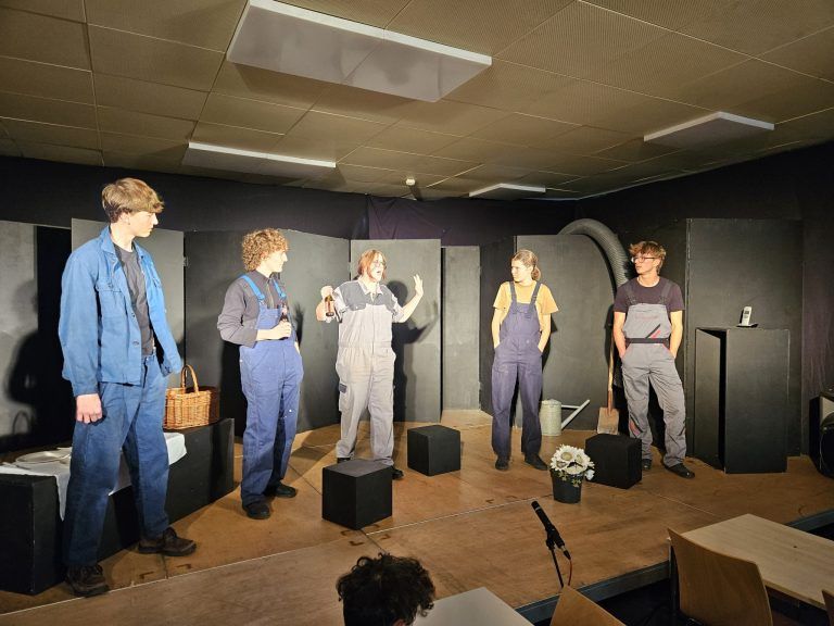 Jugendliche machen engagiertes Theater: Die Totengräber treiben ihren Spaß mit Enea.