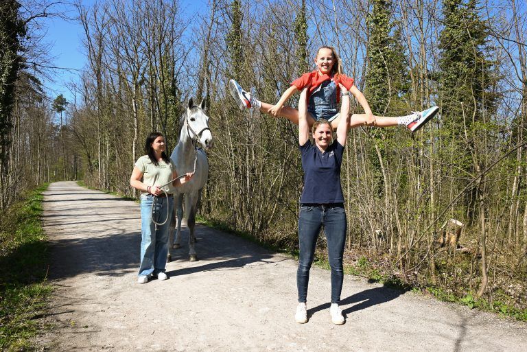 Ein Herz für den Reitsport: Auch Katharina hat als Kind voltigiert und macht mit Nea sofort ein paar Übungen.
