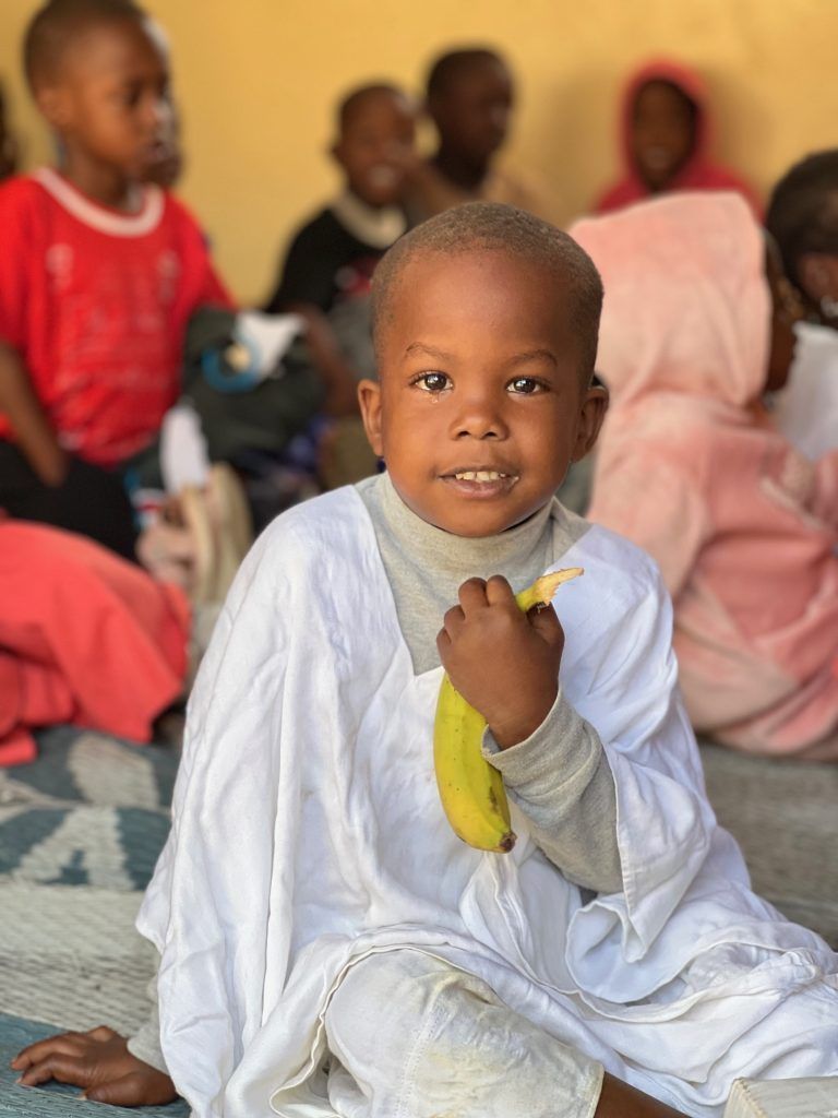 Geschichten, die das Leben schreibt: Obst ist im Senegal rar. Eine Banane wird von den Kindern daher sehr geschätzt. (Bäuerle)