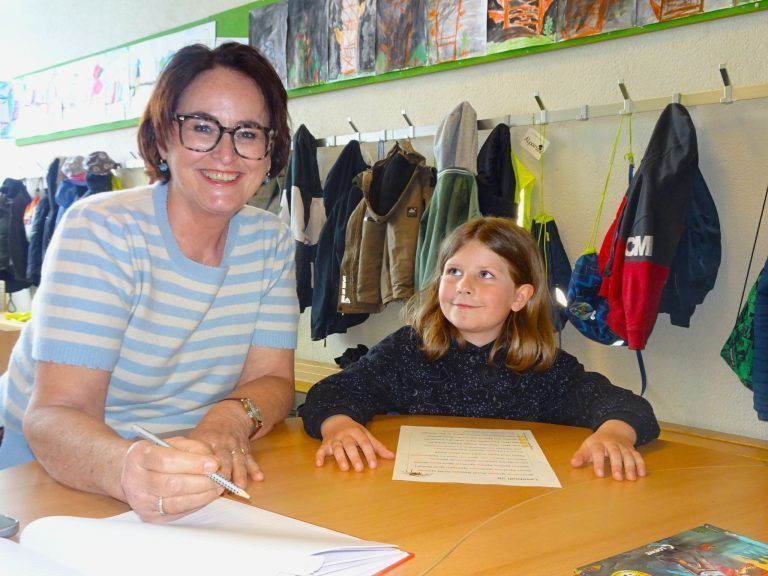 Leseoma Rita Müller mit Schülerin Elsa, die sich jede Woche auf deren Besuch freut.