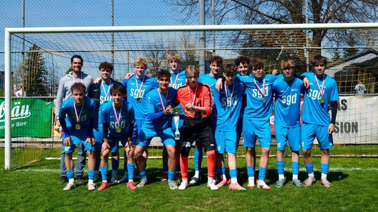 Sportgymnasium Dornbirn triumphiert erneut: So sehen Sieger aus - das Sportgymnasium Dornbirn freute sich über den Landesmeistertitel im Oberstufen-Fußball.