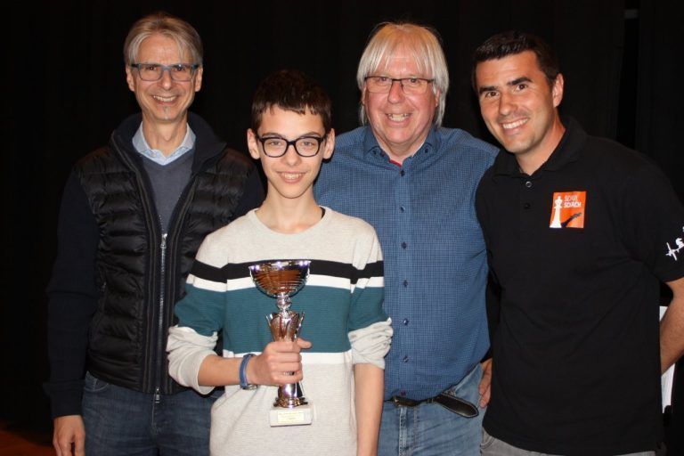 Sieger Tobias Markstaler von der MS Altach mit den Gratulanten Christian Leitgeber (r.), Christoph Neyer und Alexander Kappaurer von der Marke Vorarlberg.