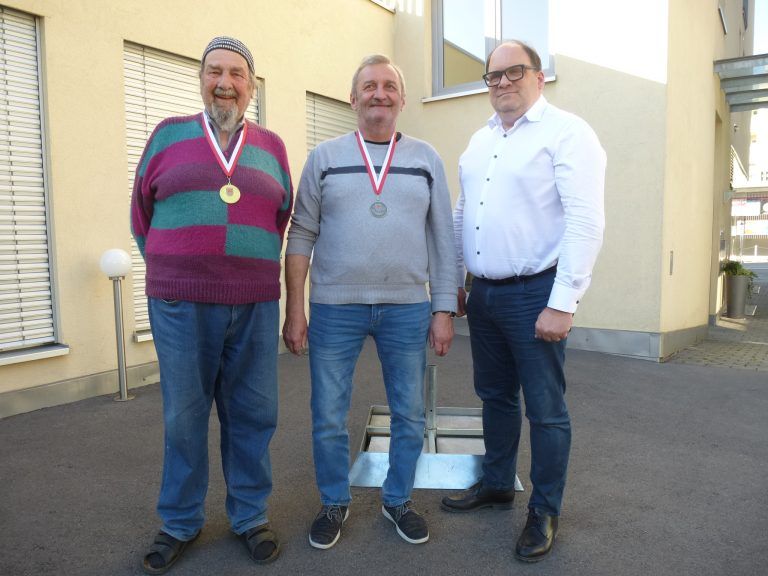 Seniorenlandesmeisterschaft im Schach ausgetragen: Sieger der Mannschaftswertung des Schachklubs Feldkirch: Günter Knabl, Ladislav Janko mit Präsident Längle. (Quelle: Erich Peterlunger)